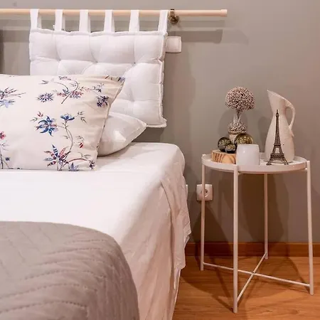 Spacious With Terrace Near Lisbon Airport