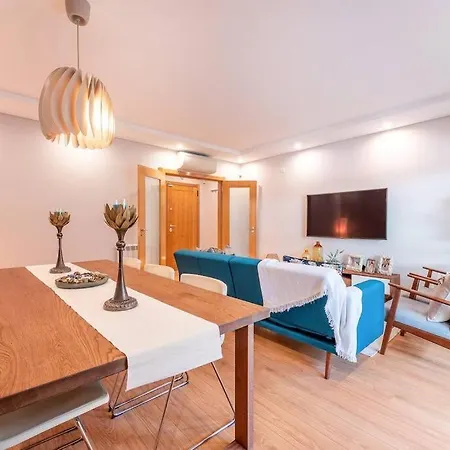 Spacious With Terrace Near Lisbon Airport