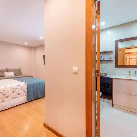 Spacious With Terrace Near Lisbon Airport * Sacavém